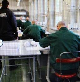 Więźniowie szyją maseczki. Trafiły także do ciechanowskiego szpitala
