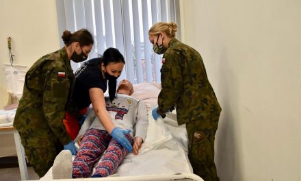 Żołnierze przeszli kurs opieki nad pacjentem leżącym, by jeszcze bardziej odciążać personel szpitali