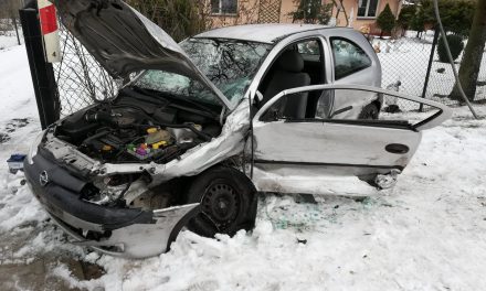 Osiek Aleksandrowo: Uderzyła w ogrodzenie posesji. Sprawca wypadku porzucił auto i oddalił się