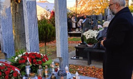 Senator Krzysztof Bieńkowski przy grobie śp. Senator Janiny Fetlińskiej