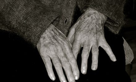 87-letnia kobieta siedziała na ławce w kapciach i koszuli nocnej.  Nie pamiętała jak się nazywa i gdzie mieszka,