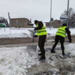 Żołnierze pomagają w odśnieżaniu miasta 