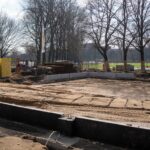 Zimą łyżwy, latem rolki. Postępują prace przy budowie nowej hali sportowej