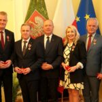 Wicestarosta Ciechanowski Robert Morawski z Medalem Komisji Edukacji Narodowej